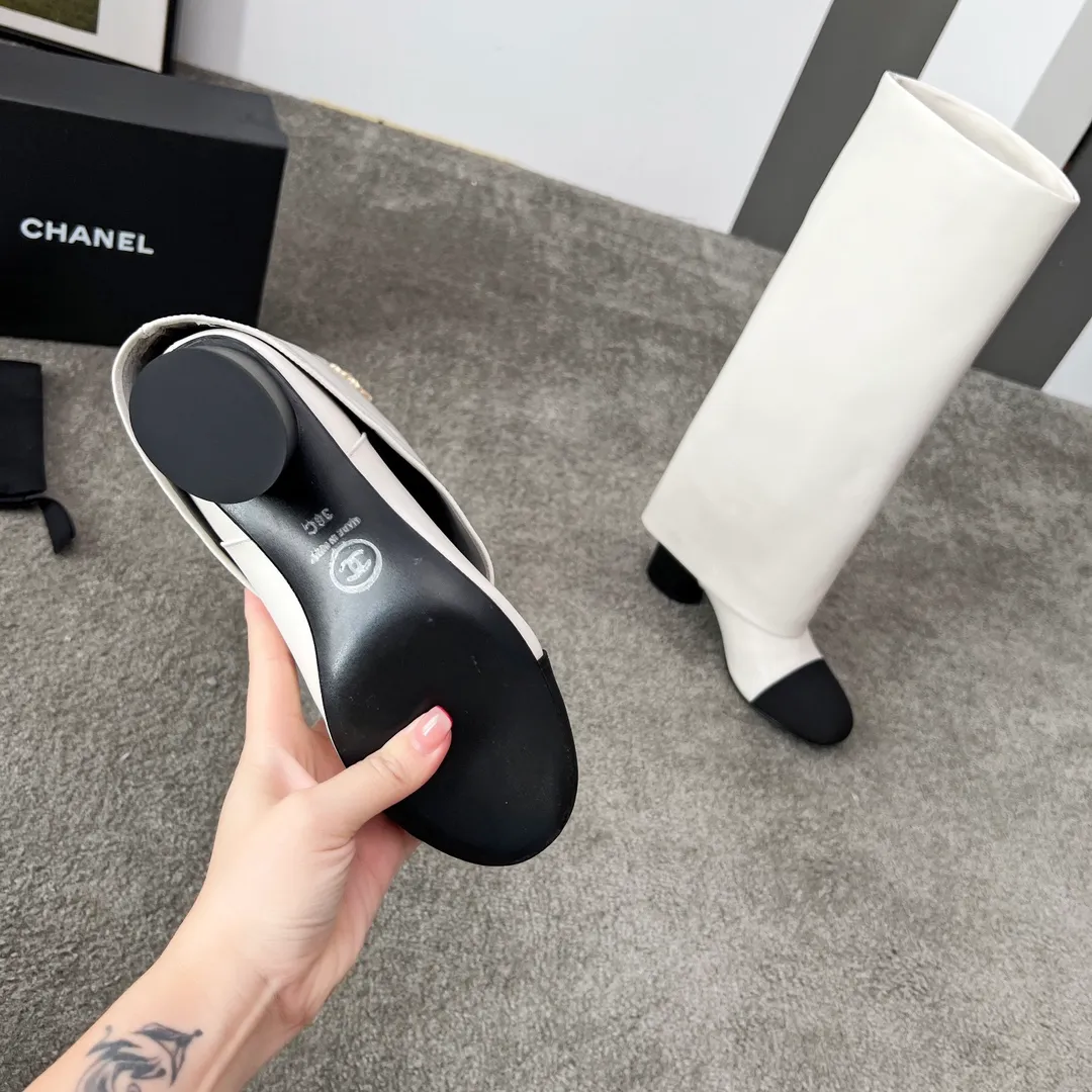 👟👟Ex-factory price 1000👟👟 High version of Chanel CHANEL, 🌞🌞🌞Xiaoxiang’s latest boots for autumn and winter 2025, a must-have item for this autumn and winter! ! Ms. Chanel loves simple yet irresistible combinations to show her unique style. Mix and match freely to shine⚡Follow Grandma’s fashion steps! ! ! The top-notch craftsmanship and texture are perfectly presented. No matter any details, you can compare them with the counters. The best quality products can be entered and exited from the counters at will! ! ❶Material: imported cowhide/sheep leather ❷Inner lining: cowhide lining ❸Foot pads: cowhide lining ❹Outsole: original Italian leather outsole ❺Heel height: 5.5cm ❻Boot shaft height: 15 inches ❼Number: 35-40 (40 and 41 are customized and non-refundable)